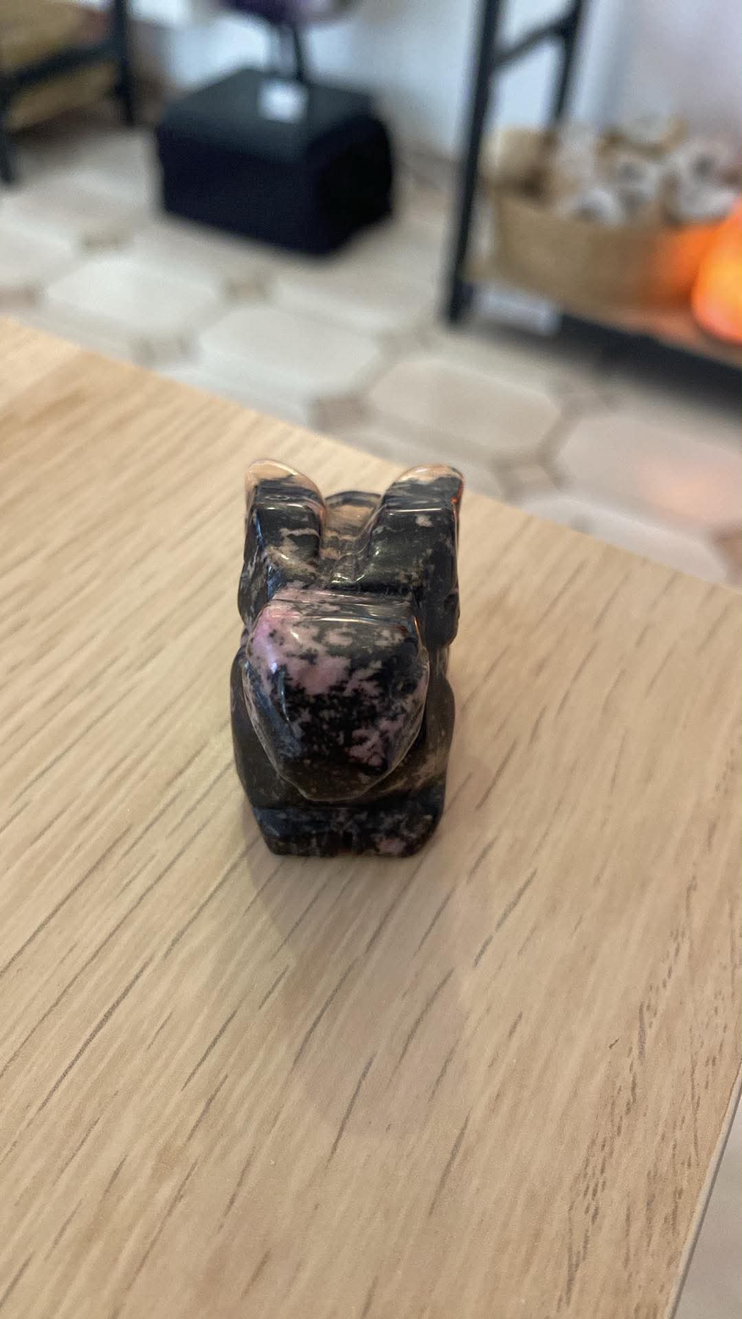 Lapin en rhodonite - 80 g