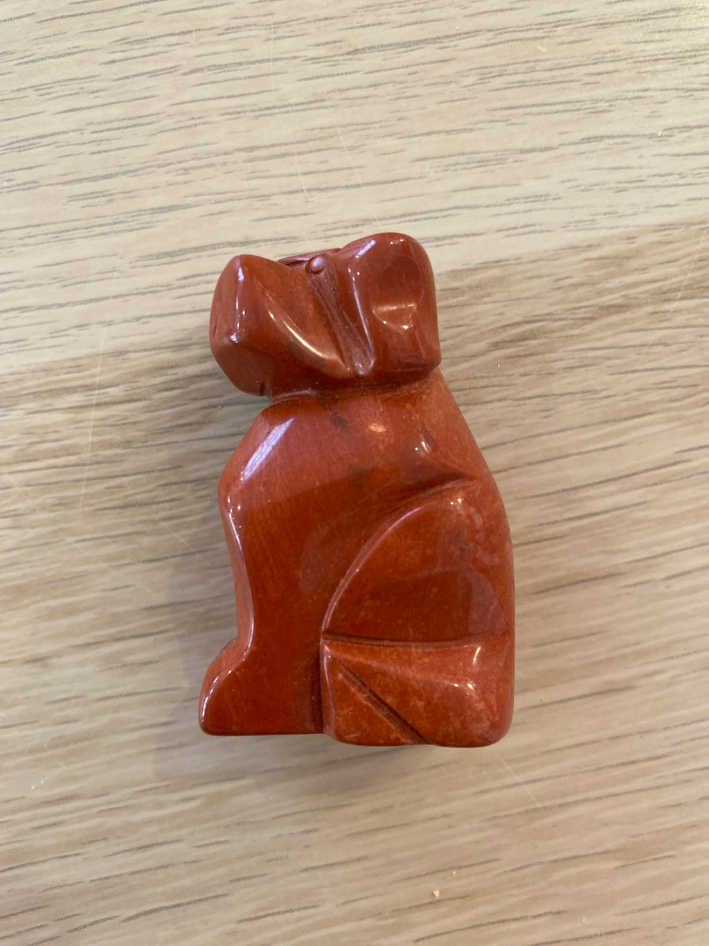 Chien en jaspe rouge