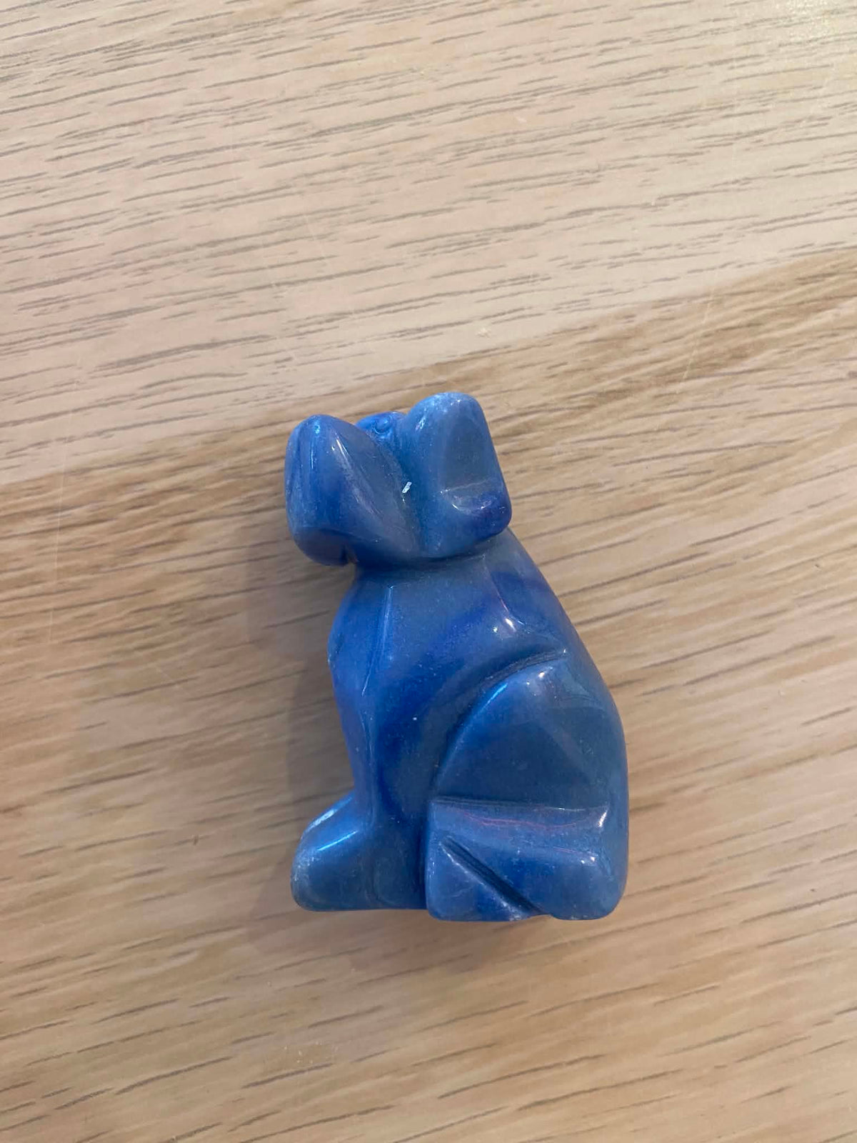 Chien en agate teintée bleue