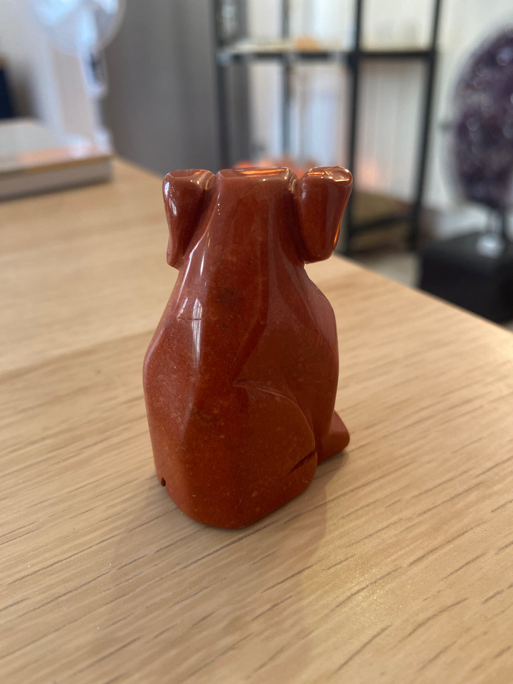 Chien en jaspe rouge