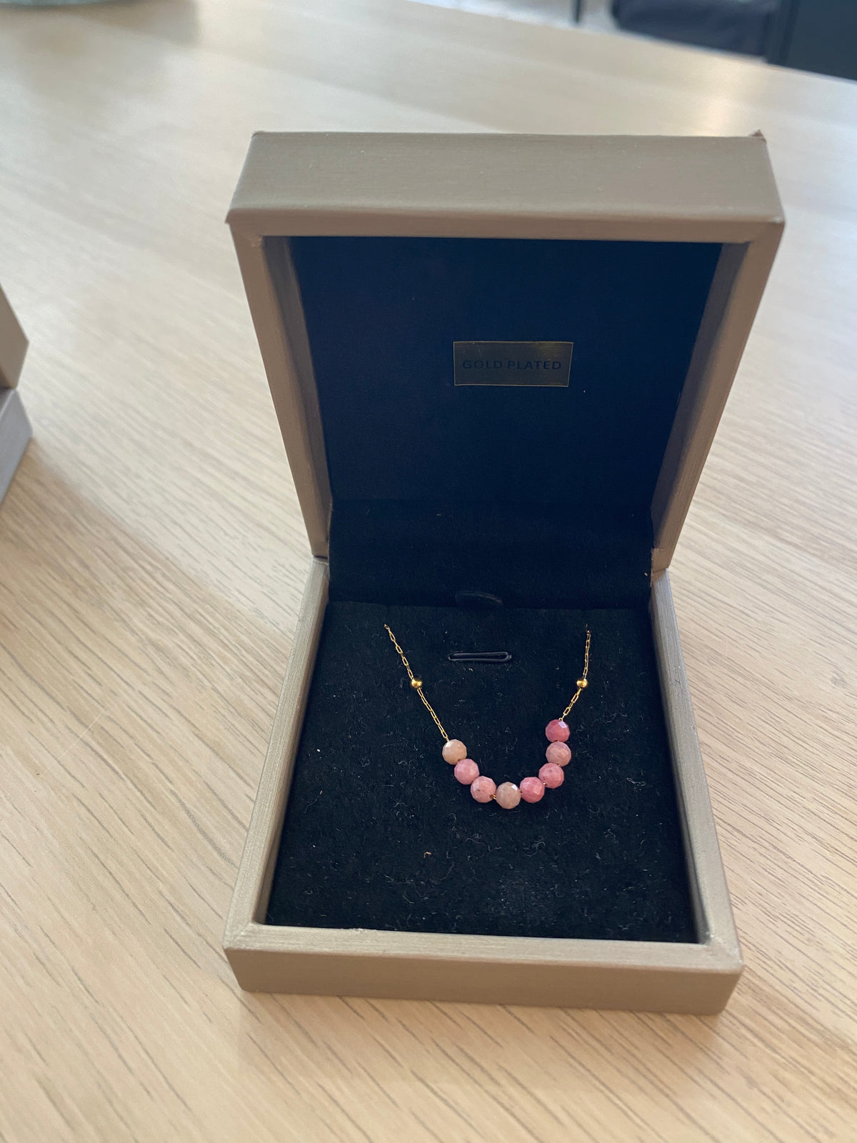 Collier en plaqué or avec pierre de quartz rose