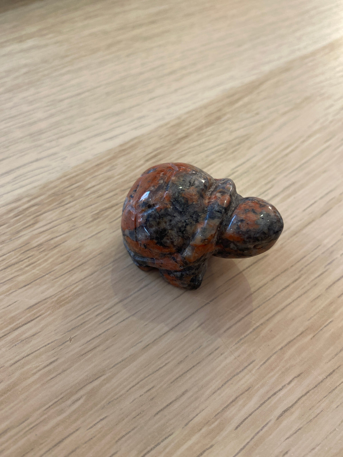 Petite tortue en jaspe bréchique