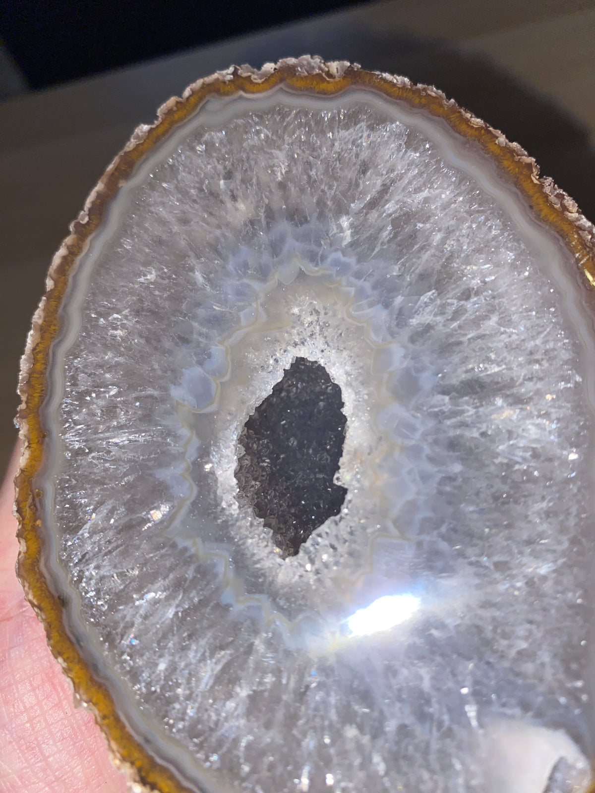 Géode d’agate sur socle - 940g