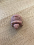 Petite tortue en rhodonite