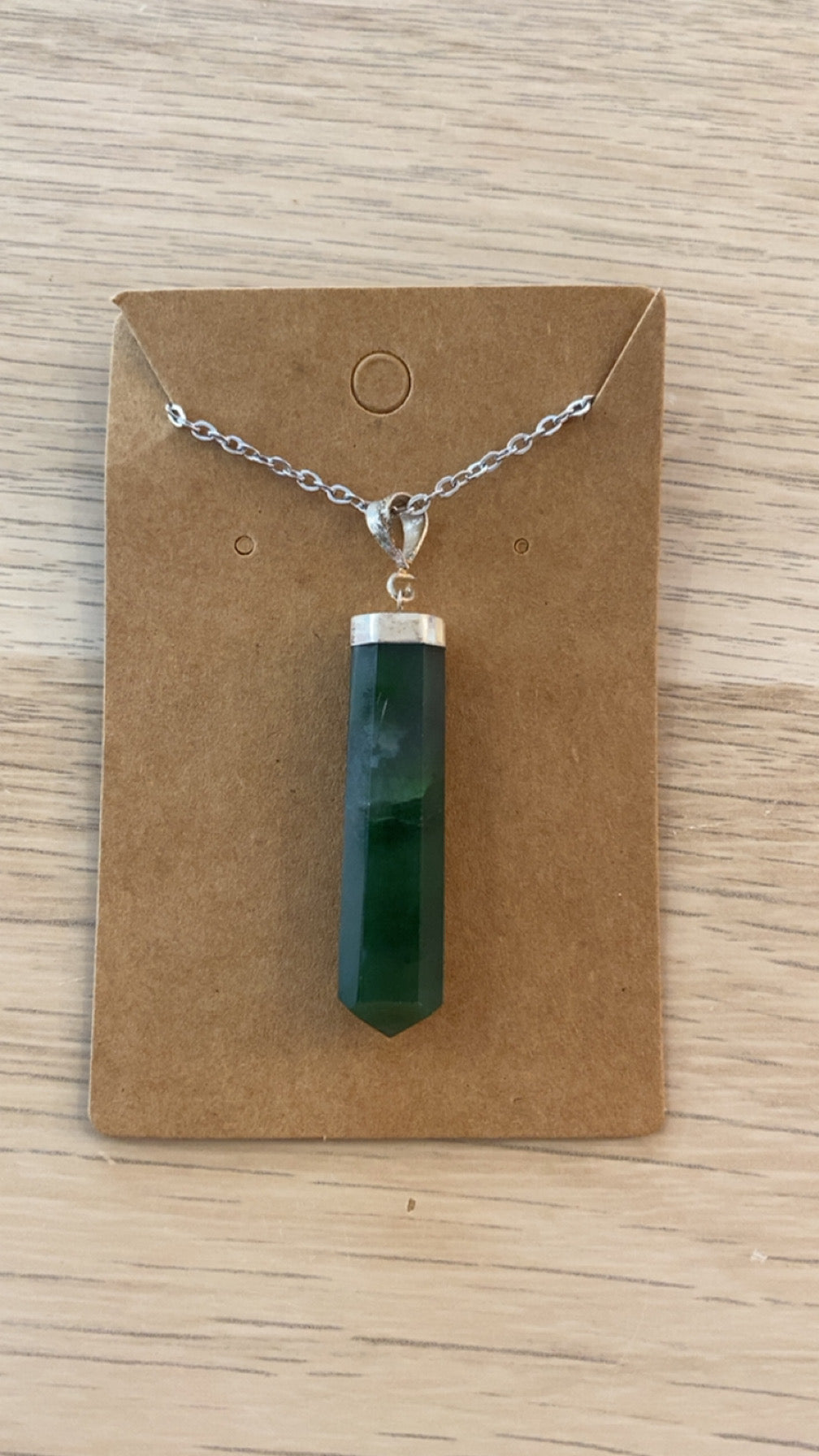 Collier pendentif pointe en jade néphrite