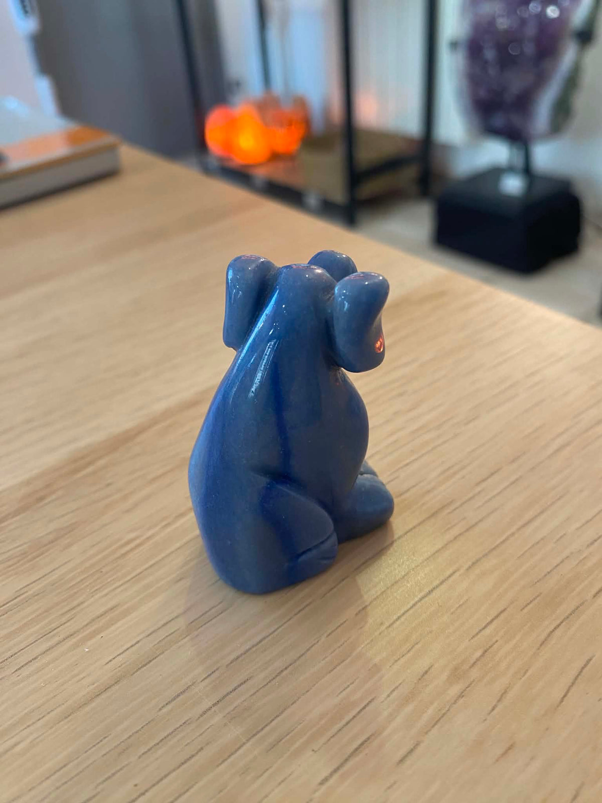 Chien en agate teintée bleue