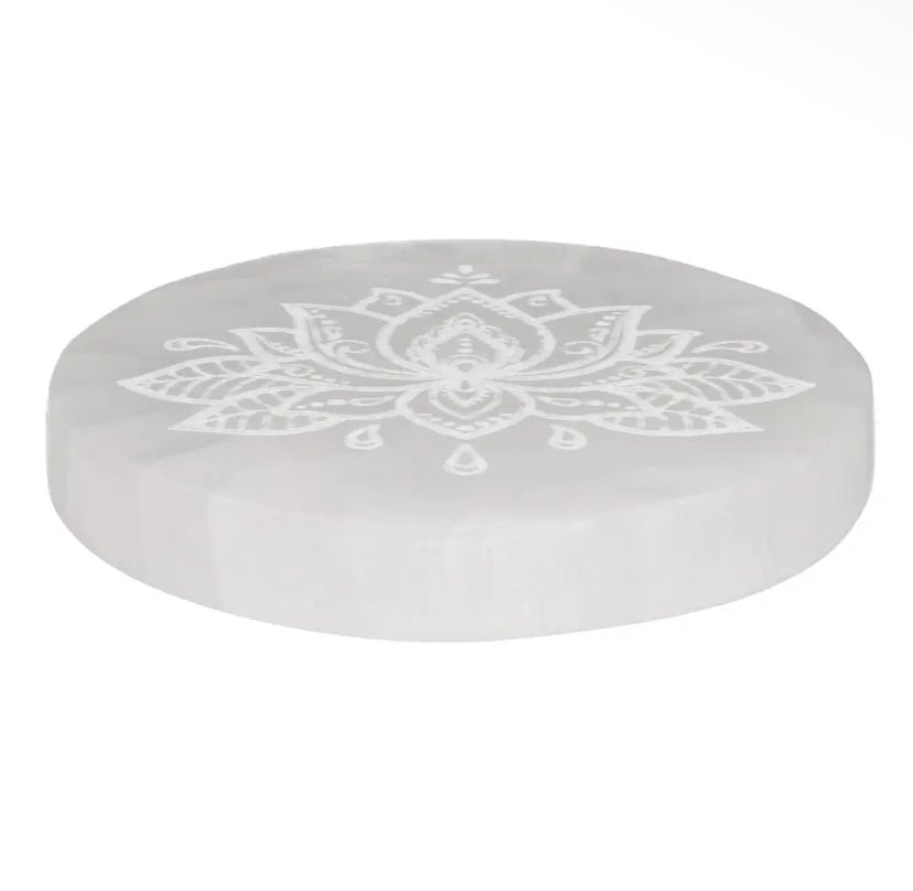 Plaque circulaire en sélénite - fleur de lotus