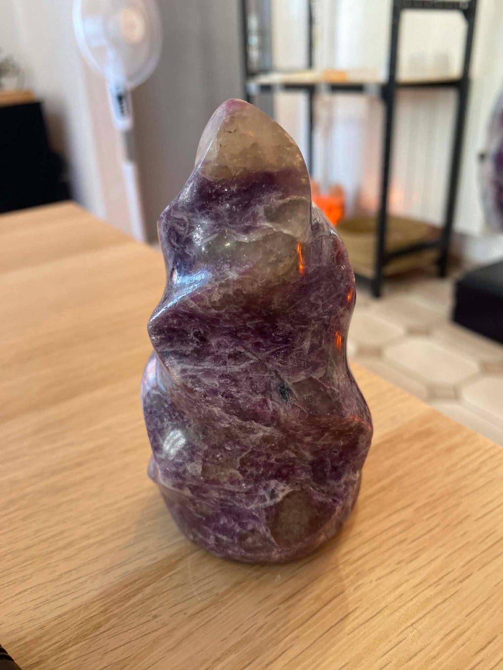 Flamme en lépidolite - 585 g