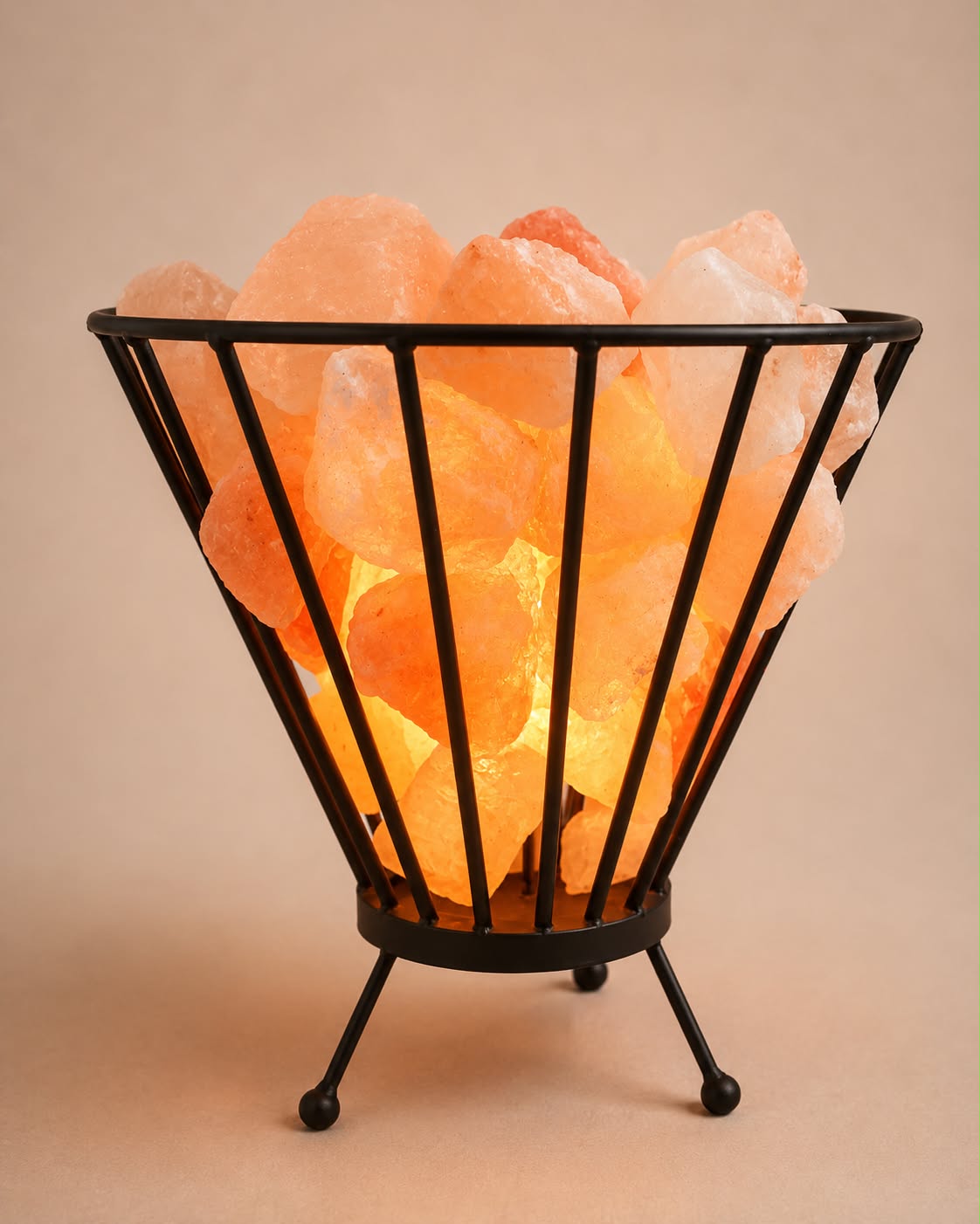 Lampe de sel de l'Himalaya - pierres brutes - panier en fer forgé