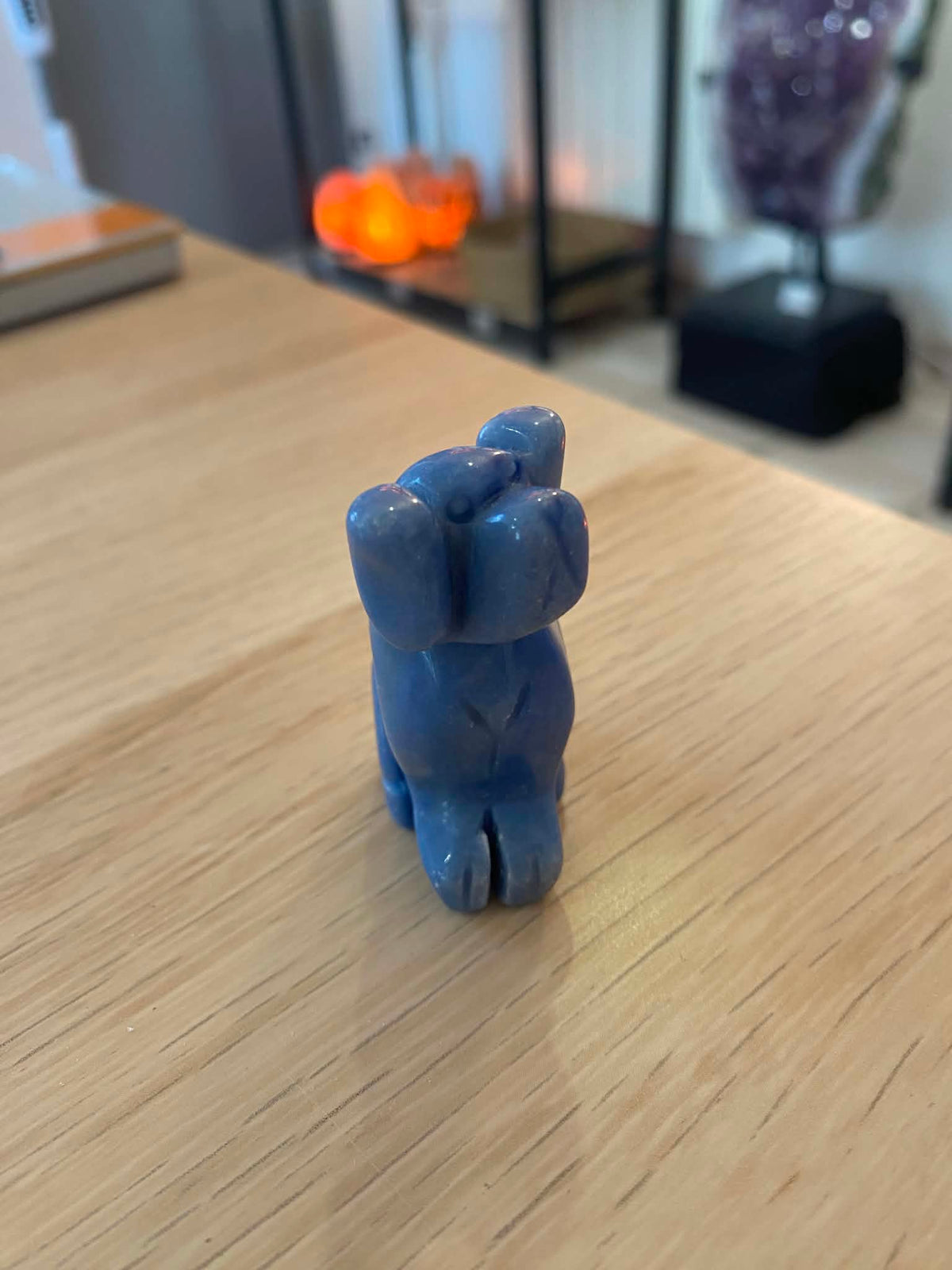 Chien en agate teintée bleue