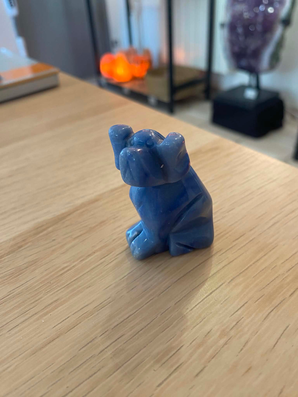 Chien en agate teintée bleue