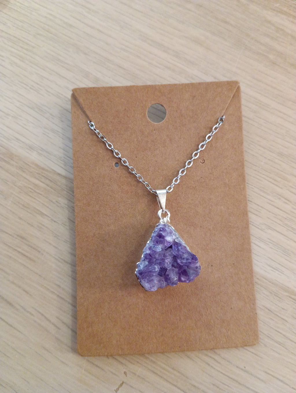 Collier avec pendentif en améthyste brute et liseré argenté