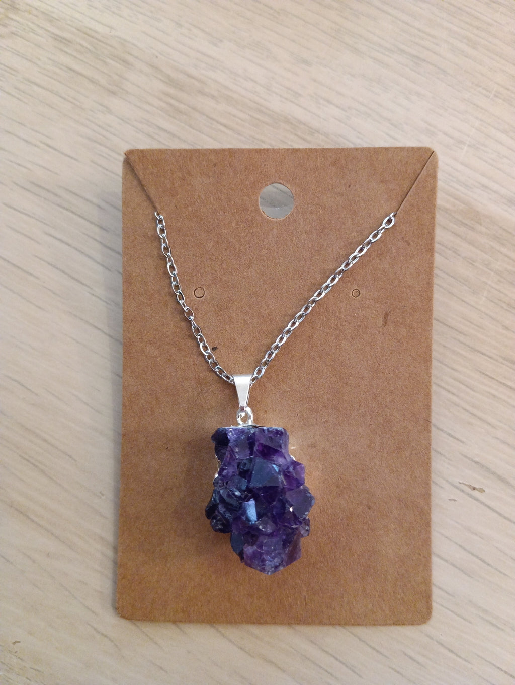 Collier avec pendentif en améthyste brute et liseré argenté