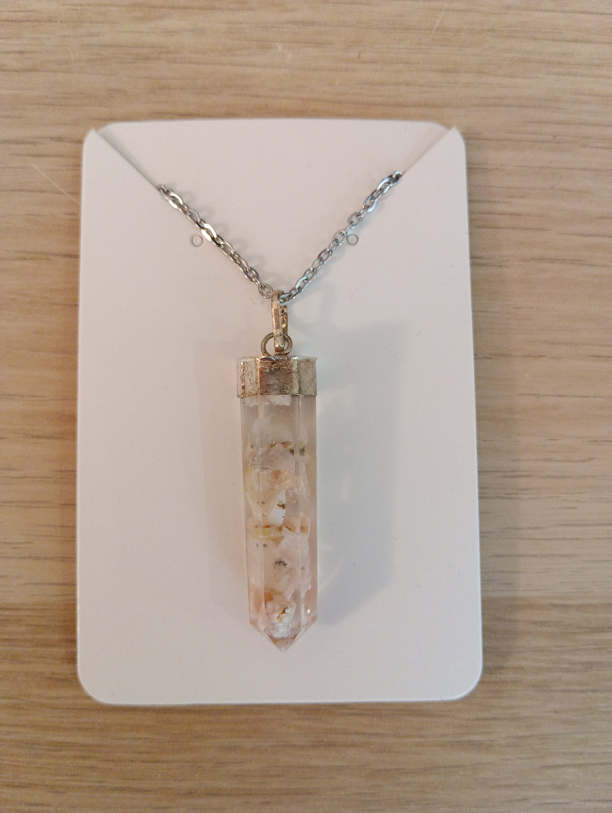 Collier avec pendentif en résine et opale rose