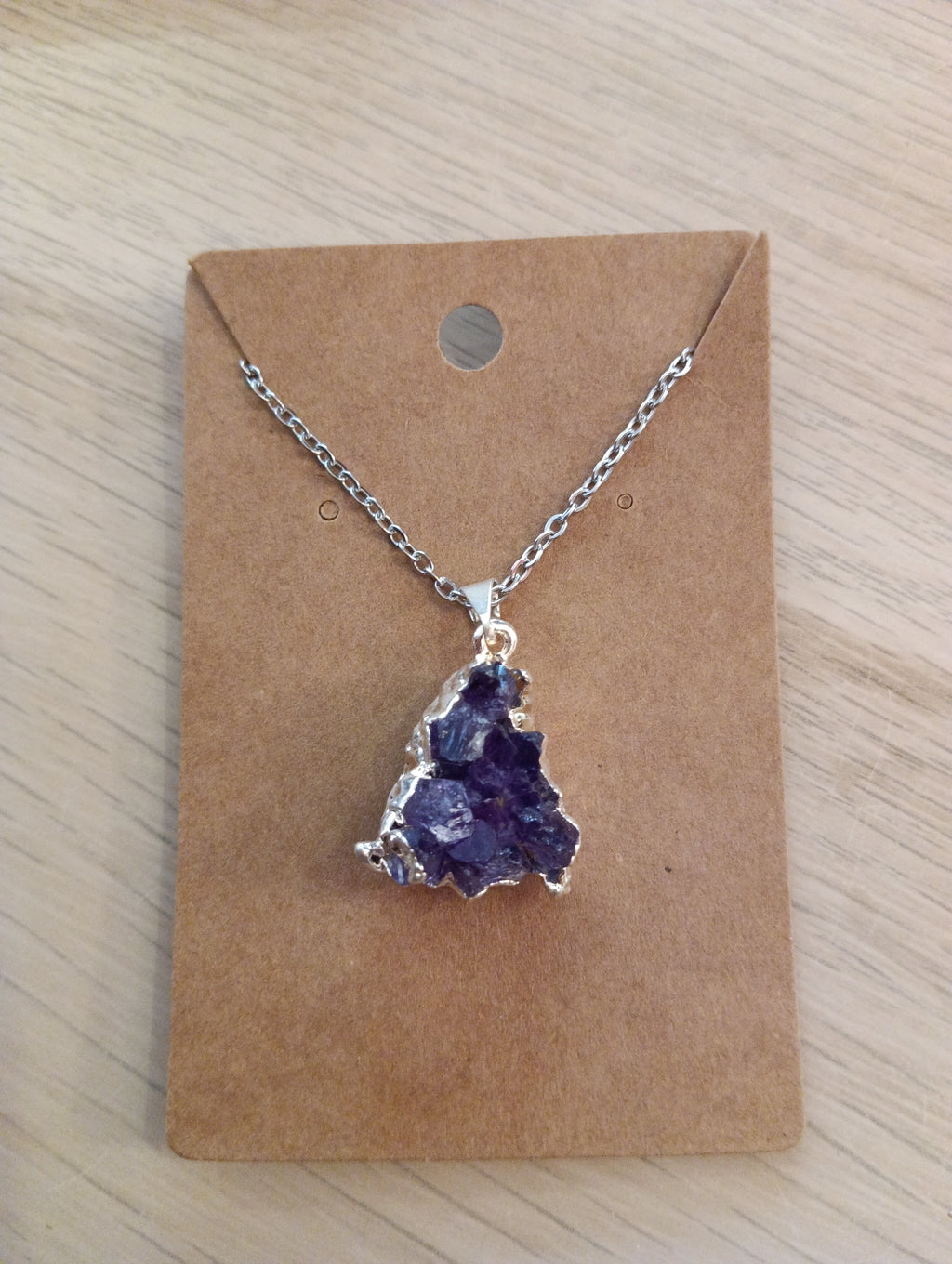 Collier avec pendentif en améthyste brute et liseré argenté
