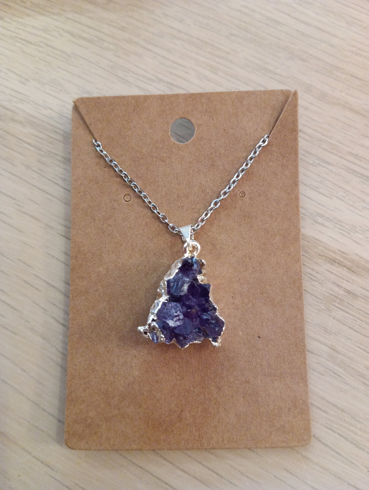 Collier avec pendentif en améthyste brute et liseré argenté