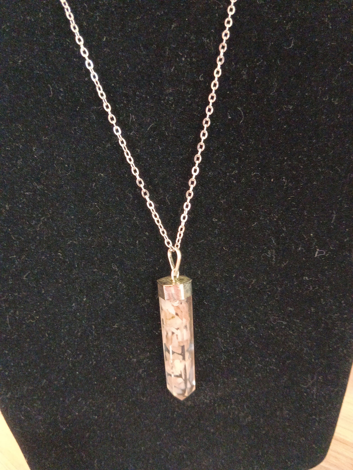Collier avec pendentif en résine et opale rose